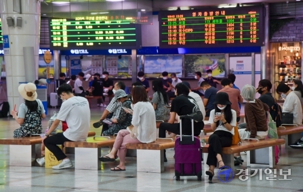 수도권에서 코로나19 대유행 조짐이 보이면서 ‘타지역 이동자제’ 권고가 내려왔음에도 18일 수원역 대합실은 휴가철을 맞은 시민들로 붐비고 있다. 이날 오후 수원역 발 부산ㆍ여주행 기차 전석이 매진됐다. 윤원규 기자