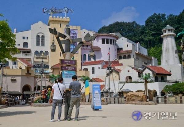 코로나19 확진자가 다녀간 것으로 알려져 19일 오전 임시휴장을 실시한 용인 에버랜드 캐리비안 베이에서 관계자들이 임시휴장 안내문을 붙이고 있다. 캐리비안 베이 관계자는 
