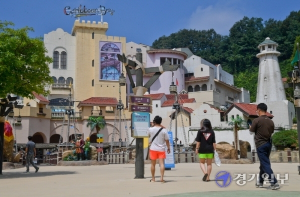 코로나19 확진자가 다녀간 것으로 알려져 19일 오전 임시휴장을 실시한 용인 에버랜드 캐리비안 베이에서 방문객들이 발길을 돌리고 있다. 캐리비안 베이 관계자는 