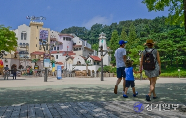 코로나19 확진자가 다녀간 것으로 알려져 19일 오전 임시휴장을 실시한 용인 에버랜드 캐리비안 베이에서 방문객들이 발길을 돌리고 있다. 캐리비안 베이 관계자는 