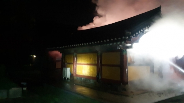 경기도 화성 용주사에서 불이나 호성전 건물이 전소됐다. 사진은 용주사 화재 현장. 화성소방서