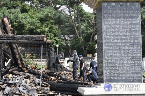 20일 오전 화재로 전소된 화성시 용주사 호성전에서 과학수사대원들이 화재 원인을 찾고 있다. 호성전에는 사도세자, 정조대왕, 경의황후, 효의왕후의 위패가 모셔져 있었으나 이날 화재로 소실된 것으로 추정된다. 조주현 기자