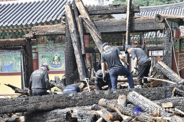 20일 오전 화재로 전소된 화성시 용주사 호성전에서 과학수사대원들이 화재 원인을 찾고 있다. 호성전에는 사도세자, 정조대왕, 경의황후, 효의왕후의 위패가 모셔져 있었으나 이날 화재로 소실된 것으로 추정된다. 조주현 기자