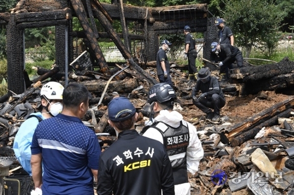 20일 오전 화재로 전소된 화성시 용주사 호성전에서 과학수사대원들이 화재 원인을 찾고 있다. 호성전에는 사도세자, 정조대왕, 경의황후, 효의왕후의 위패가 모셔져 있었으나 이날 화재로 소실된 것으로 추정된다. 조주현 기자