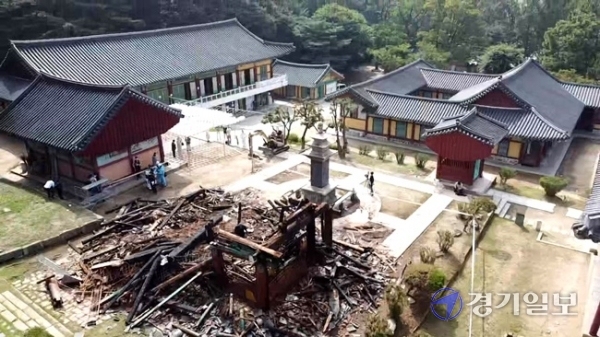 20일 오전 화재로 전소된 화성시 용주사 호성전에서 과학수사대원들이 화재 원인을 찾고 있다. 호성전에는 사도세자, 정조대왕, 경의황후, 효의왕후의 위패가 모셔져 있었으나 이날 화재로 소실된 것으로 추정된다. 조주현 기자