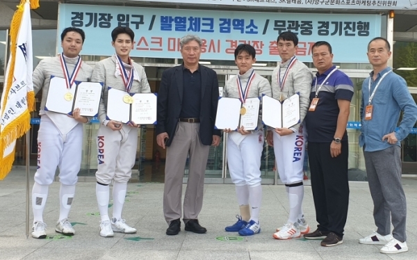 제58회 전국남녀종별펜싱선수권대회 남자 일반부 사브르 단체전에서 우승한 화성시청 선수단.화성시청 제공