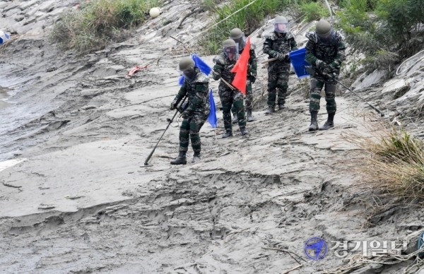 20일 오후 경기도 김포시 누산리 포구에서 해병대 2사단 장병들이 역대 최장 장마로 인한 북한의 목함지뢰 등 폭발물의 유입 가능성에 대비한 지뢰 탐색 작전을 펼치고 있다. 장용준기자