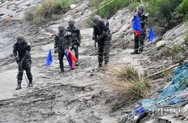 20일 오후 경기도 김포시 누산리 포구에서 해병대 2사단 장병들이 역대 최장 장마로 인한 북한의 목함지뢰 등 폭발물의 유입 가능성에 대비한 지뢰 탐색 작전을 펼치고 있다. 장용준기자