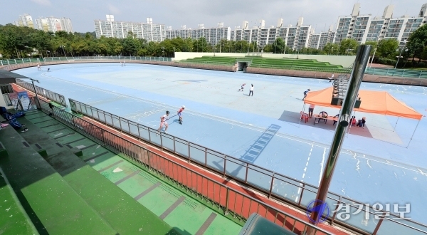 인천시가 대부분의 시설이 노후화한 연수구 동춘 인라인롤러경기장을 전국 유일의 인라인 테마파크로 만든다. 장용준기자