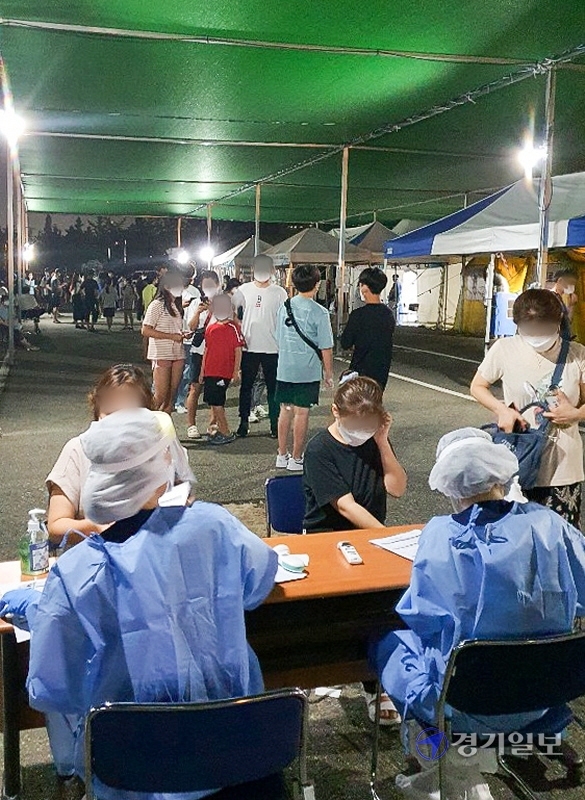 20일 인천 남동구 열매맺는교회에서 15명의 교인이 코로나19에 집단 감염된 가운데 이날 밤 8시40분께 남동보건소 선별진료소에 검사안내를 받은 구민 300여명이 몰려 북새통을 이루고 있다. 김경희기자