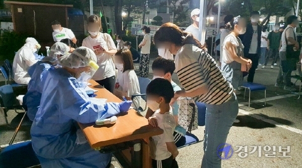 20일 인천 남동구 열매맺는교회에서 15명의 교인이 코로나19에 집단 감염된 가운데 이날 밤 8시40분께 남동보건소 선별진료소에 검사안내를 받은 구민 300여명이 몰려 북새통을 이루고 있다. 김경희기자