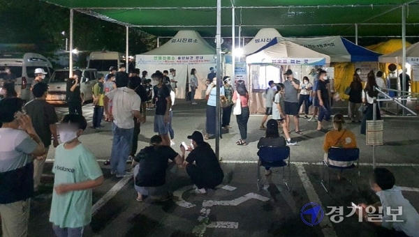 20일 인천 남동구 열매맺는교회에서 15명의 교인이 코로나19에 집단 감염된 가운데 이날 밤 8시40분께 남동보건소 선별진료소에 검사안내를 받은 구민 300여명이 몰려 북새통을 이루고 있다. 김경희기자