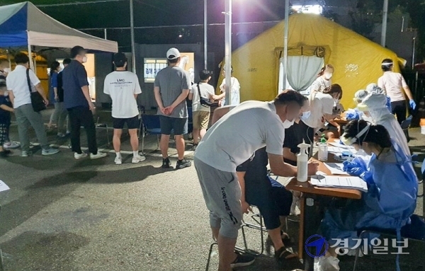 20일 인천 남동구 열매맺는교회에서 15명의 교인이 코로나19에 집단 감염된 가운데 이날 밤 8시40분께 남동보건소 선별진료소에 검사안내를 받은 구민 300여명이 몰려 북새통을 이루고 있다. 김경희기자