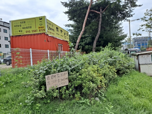 남양주 진접택지개발지구 일부 주민들이 대로 바로 옆 택지가 제1종 주거전용지역으로 지정돼 문제점이 많다며 시에 용도지역 변경을 요구하고 있다. 해당 주민들은 지구단위계획을 변경해서라도 종 상향을 해야 한다고 목소리를 높이고 있다.