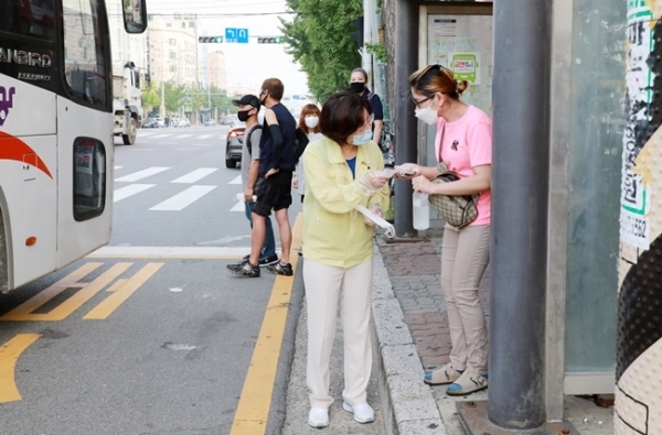 김보라 안성시장이 코로나19 확산을 막기 위해 직접 거리로 나서 마스크 쓰기 운동을 펼치고 있다. 안성시