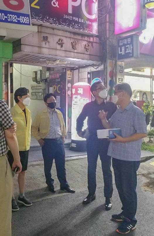 (왼쪽부터)차정숙 의왕시 부시장과 안종서 복지문화국장, 권혁천 자치행정국장, 김선겸 위생지도팀장 등이 다중이용시설에 대한 방역수칙 현장 계도를 진행하고 있다. 의왕시