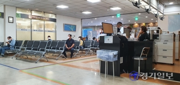 전공의들이 순차적으로 파업에 돌입한 21일 수원 아주대학교병원에서 환자들이 진료를 대기하고 있다.