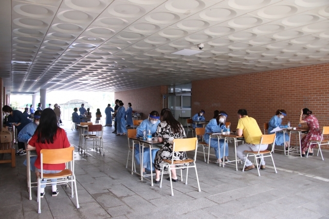 김포에서 코로나19 확진 판정을 받은 환자가 인천 서구 간재울중학교 교사로 확인돼 교내 선별진료소를 설치하고 학생과 교직원 427명에 대한 검체 체취를 진행했다.