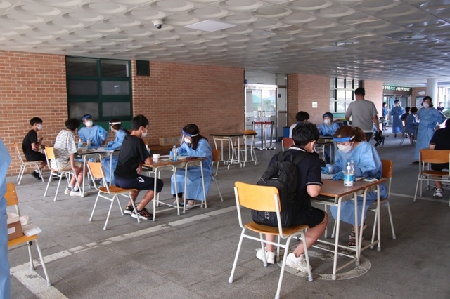 김포에서 코로나19 확진 판정을 받은 환자가 인천 서구 간재울중학교 교사로 확인돼 교내 선별진료소를 설치하고 학생과 교직원 427명에 대한 검체 체취를 진행했다.