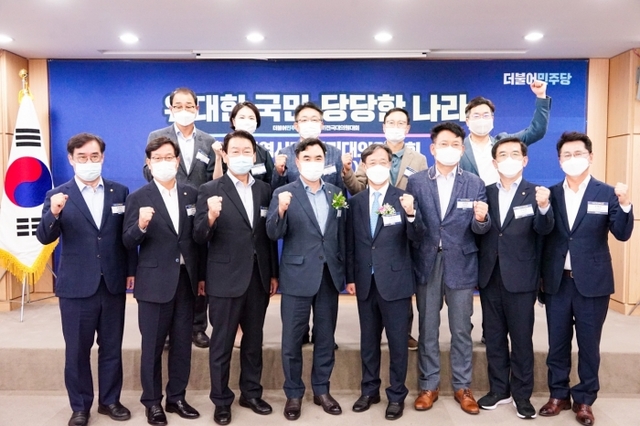 민주당 인천시당은 22일 당사 세미나실에서 신임 시당위원장 선출 등을 위한 상무위원회(대의원대회 대체)를 열고 유 의원에 대한 신임 시당위원장 선출(안)을 만장일치로 의결했다.