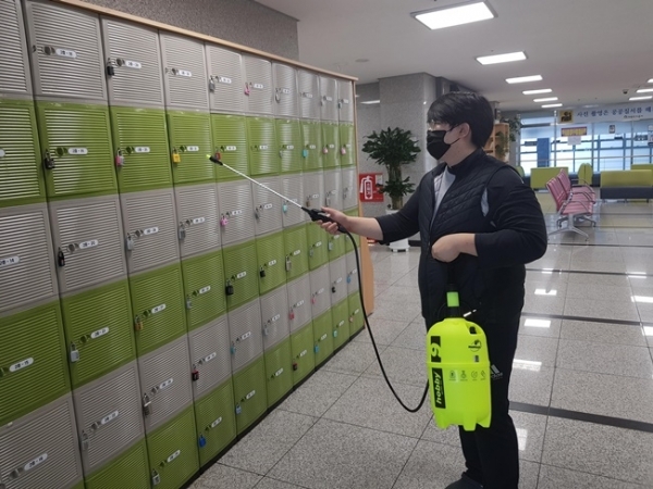사업장 휴장기간 방역업무 중인 직원들. 부곡스포츠센터