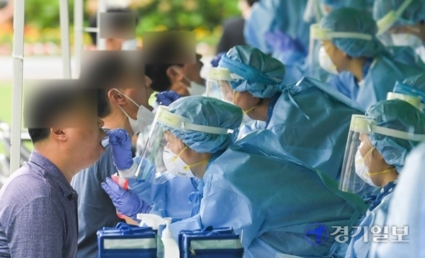 22일 코로나19 확진자가 발생한 인천 부평구청 정문이 닫혀 있다.  부평구는 무더기 확진자가 발생한 부평구 '갈릴리장로교회'에서 신도중 1명이 소속 공무원으로 밝혀지며, 공무원 1천100여명 전원을 상대로 검체 검사를 시작했다. 장용준 기자