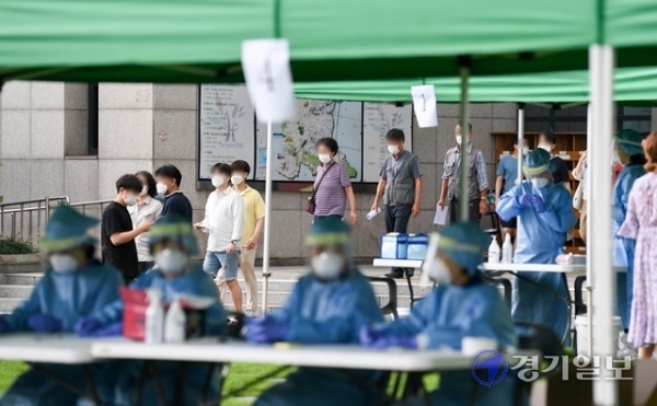 22일 코로나19 확진자가 발생한 인천 부평구청 정문이 닫혀 있다.  부평구는 무더기 확진자가 발생한 부평구 '갈릴리장로교회'에서 신도중 1명이 소속 공무원으로 밝혀지며, 공무원 1천100여명 전원을 상대로 검체 검사를 시작했다. 장용준 기자