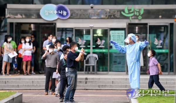 22일 코로나19 확진자가 발생한 인천 부평구청 정문이 닫혀 있다.  부평구는 무더기 확진자가 발생한 부평구 '갈릴리장로교회'에서 신도중 1명이 소속 공무원으로 밝혀지며, 공무원 1천100여명 전원을 상대로 검체 검사를 시작했다. 장용준 기자