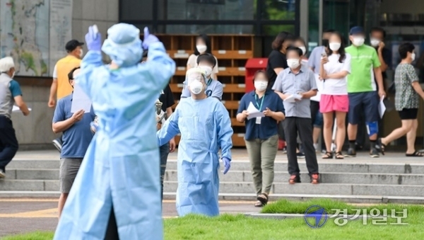 22일 코로나19 확진자가 발생한 인천 부평구청 정문이 닫혀 있다.  부평구는 무더기 확진자가 발생한 부평구 '갈릴리장로교회'에서 신도중 1명이 소속 공무원으로 밝혀지며, 공무원 1천100여명 전원을 상대로 검체 검사를 시작했다. 장용준 기자