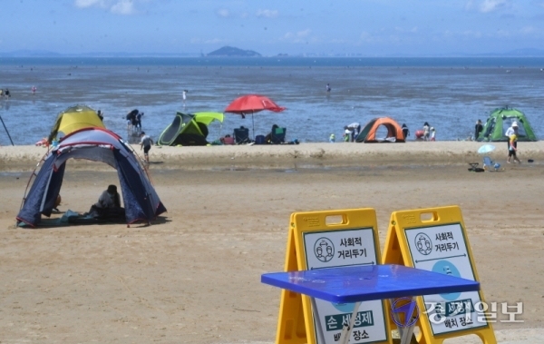 코로나19 재확산으로 사회적 거리두기가 2단계로 격상된 23일 오후 안산 대부도 방아머리 해수욕장이 폐쇄돼 한산한 모습을 보이고 있다. 김시범기자