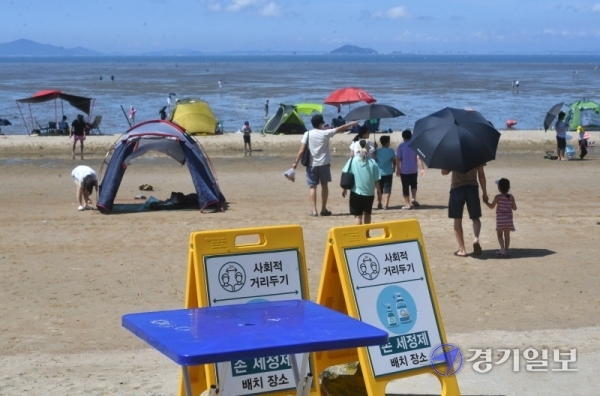 코로나19 재확산으로 사회적 거리두기가 2단계로 격상된 23일 오후 안산 대부도 방아머리 해수욕장이 폐쇄돼 한산한 모습을 보이고 있다. 김시범기자