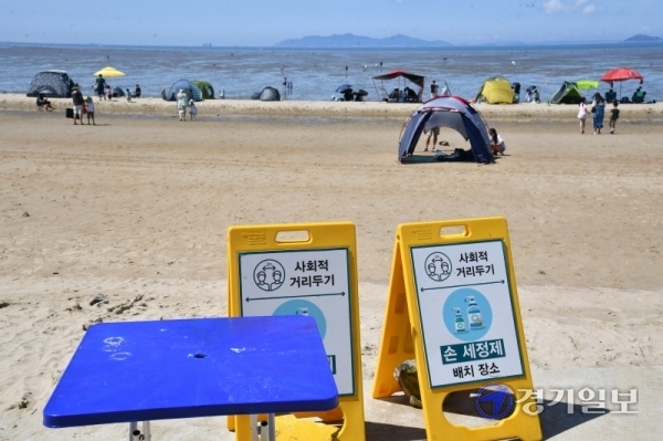 코로나19 재확산으로 사회적 거리두기가 2단계로 격상된 23일 오후 안산 대부도 방아머리 해수욕장이 폐쇄돼 한산한 모습을 보이고 있다. 김시범기자