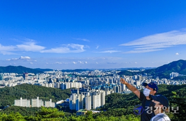 절기상 처서인 23일 안양시 망해암에 오른 시민들이 파란하늘과 멋진 구름을 감상하며 산책을 하고 있다.조주현기자