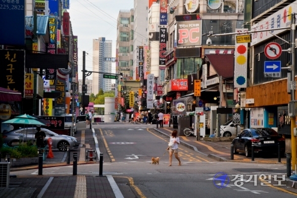 코로나19가 재확산되고 있는 23일 오후 수원 인계동 번화가가 주말 저녁임에도 찾는사람 없이 한산한 모습을 보이고 있다. 윤원규기자