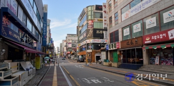 코로나19가 재확산되고 있는 23일 오후 수원 인계동 번화가가 주말 저녁임에도 찾는사람 없이 한산한 모습을 보이고 있다. 윤원규기자