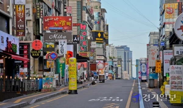 코로나19가 재확산되고 있는 23일 오후 수원 인계동 번화가가 주말 저녁임에도 찾는사람 없이 한산한 모습을 보이고 있다. 윤원규기자