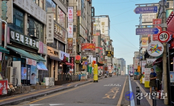코로나19가 재확산되고 있는 23일 오후 수원 인계동 번화가가 주말 저녁임에도 찾는사람 없이 한산한 모습을 보이고 있다. 윤원규기자