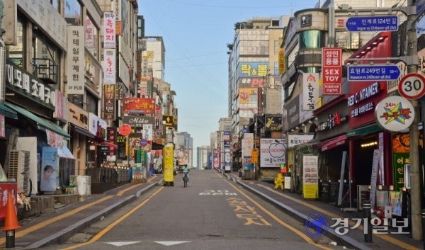코로나19가 재확산되고 있는 23일 오후 수원 인계동 번화가가 주말 저녁임에도 찾는사람 없이 한산한 모습을 보이고 있다. 윤원규기자
