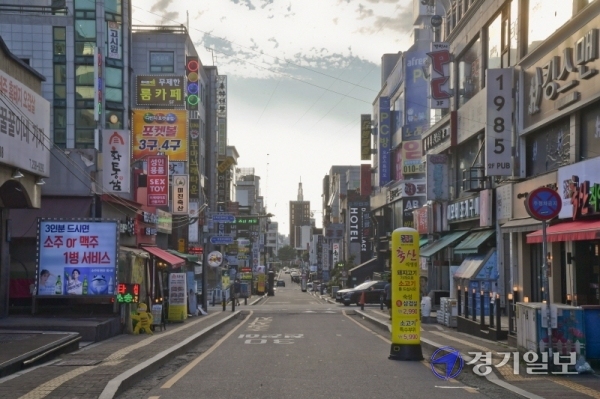 코로나19가 재확산되고 있는 23일 오후 수원 인계동 번화가가 주말 저녁임에도 찾는사람 없이 한산한 모습을 보이고 있다. 윤원규기자