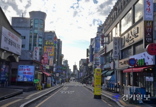 코로나19가 재확산되고 있는 23일 오후 수원 인계동 번화가가 주말 저녁임에도 찾는사람 없이 한산한 모습을 보이고 있다. 윤원규기자