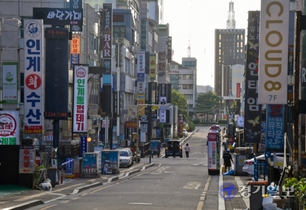 코로나19가 재확산되고 있는 23일 오후 수원 인계동 번화가가 주말 저녁임에도 찾는사람 없이 한산한 모습을 보이고 있다. 윤원규기자