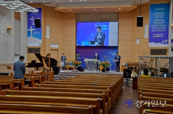 코로나 19로 경기, 인천 등 수도권 지역 교회들이 비대면 예배를 올린 23일 오후 수원의 한 교회에서 관계자들이 온라인 예배를 드리고 있다. 윤원규기자