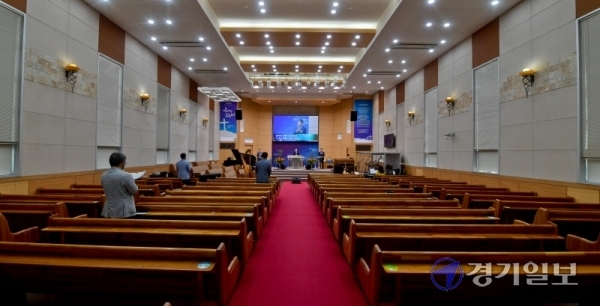 코로나 19로 경기, 인천 등 수도권 지역 교회들이 비대면 예배를 올린 23일 오후 수원의 한 교회에서 관계자들이 온라인 예배를 드리고 있다. 윤원규기자