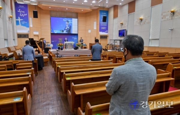 코로나 19로 경기, 인천 등 수도권 지역 교회들이 비대면 예배를 올린 23일 오후 수원의 한 교회에서 관계자들이 온라인 예배를 드리고 있다. 윤원규기자