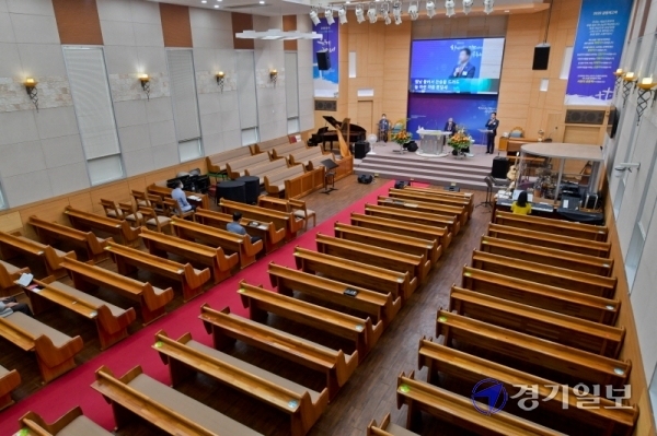 코로나 19로 경기, 인천 등 수도권 지역 교회들이 비대면 예배를 올린 23일 오후 수원의 한 교회에서 관계자들이 온라인 예배를 드리고 있다. 윤원규기자