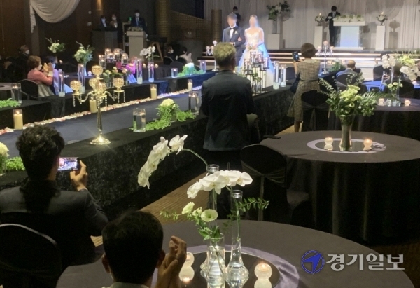코로나19 확산으로 사회적 거리두기 단계가 전국적으로 2단계로 격상된 23일 오후 도내 한 결혼식장에서 최소한의 하객만 참석한 채 결혼식이 열리고 있다.조주현기자
