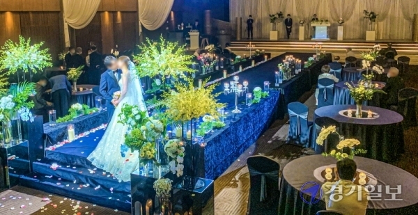 코로나19 확산으로 사회적거리두기 단계가 전국적으로 2단계로 격상된 23일 오후 안양시 한 결혼식장에서 최소한의 하객만 참석한 채 결혼식이 열리고 있다.조주현기자