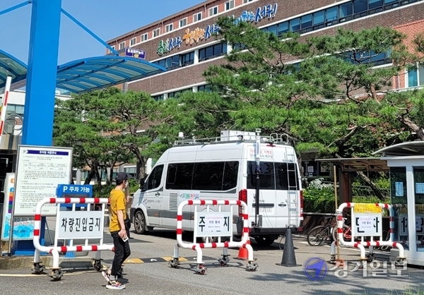 24일 오전 코로나19 확진자로 폐쇄된 인천 서구청에서 한 구민이 폐쇄 공고문을 보고 발길을 돌리고 있다. 김경희기자