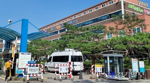 24일 오전 공무원 3명이 코로나19 확진 판정을 받아 폐쇄한 인천 서구청에서 한 구민이 폐쇄 안내문을 보고 발길을 돌리고 있다. 김경희기자