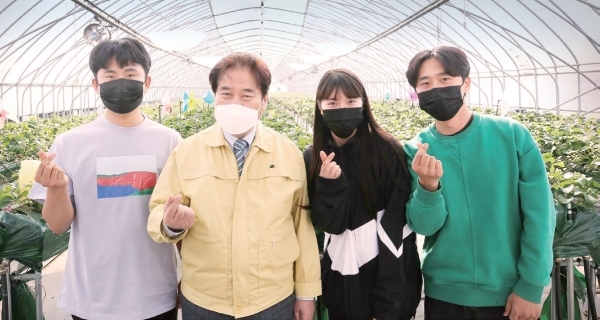 청년농업인 영농현장 방문에서 백군기 용인시장(왼쪽에서 두번째)이 관계자들과 기념촬영을 하고 있다. 용인시 제공